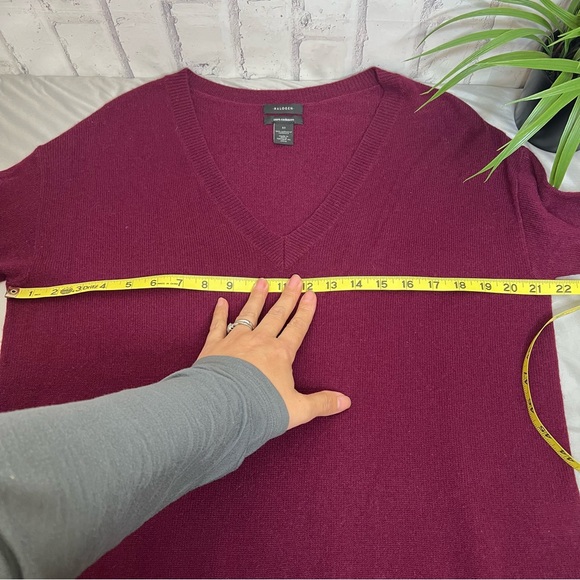 Halogen 100% Cashmere V Neck Lightweight Sweater in Purple Red - Picture 6 of 6